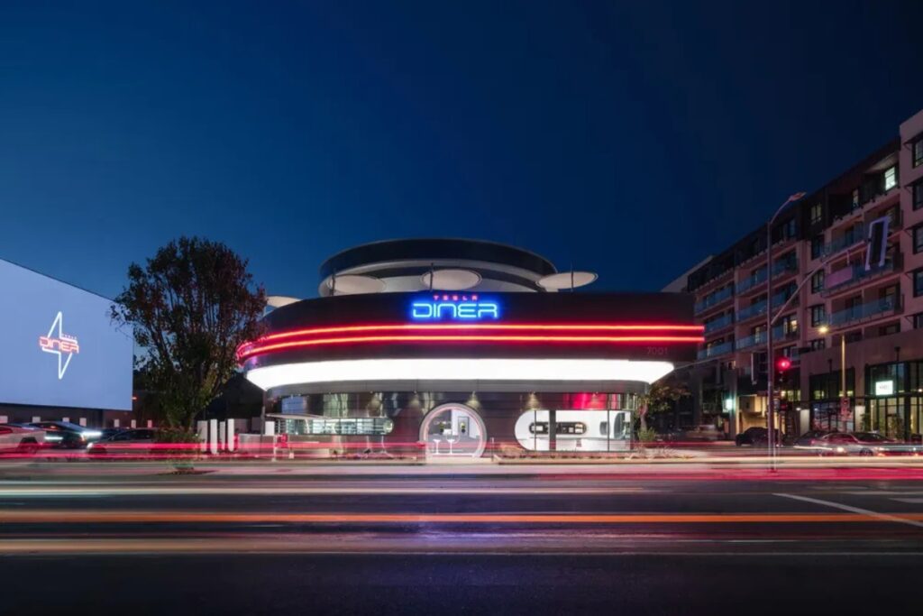 Tesla inaugura lanchonete